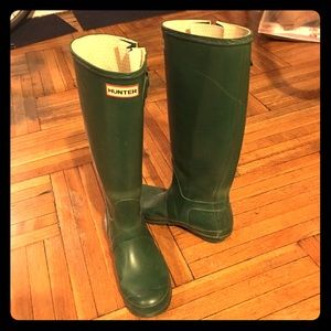 Hunter rain boots for larger calf sizes